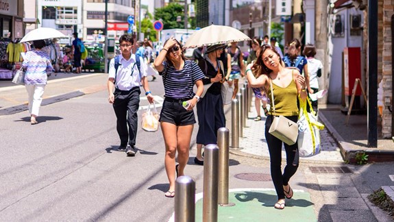 Nắng nóng ở Nhật Bản vừa qua gây khó khăn cho cuộc sống của người dân. Ảnh: bfmtv.com.